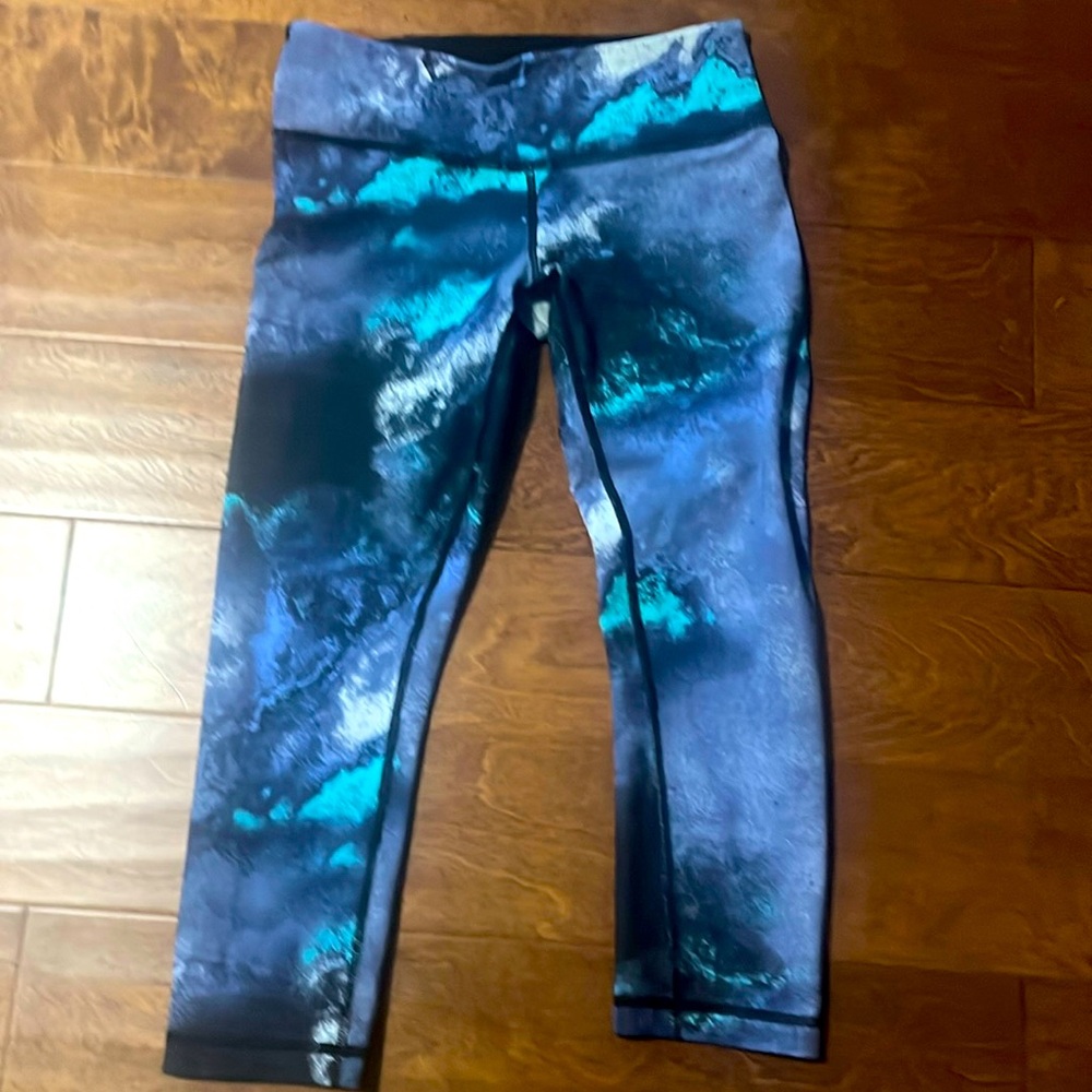 Lululemon size 4 3/4 leggings.  Inside pocket.  No rip tag.